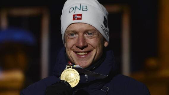 Biathlon-Weltmeisterschaft in Östersund (Schweden), Siegerehrung nach Sprint der Männer am 09.03.2019 Johannes Thingnes Boe (Norwegen) mit Goldmedaille bei der Medals Ceremony nach dem Sprintrennen der Männer während der Biathlon-WM in Östersund (Schweden) (09.03.2019) Östersund Jämtland Schweden Medals Plaza