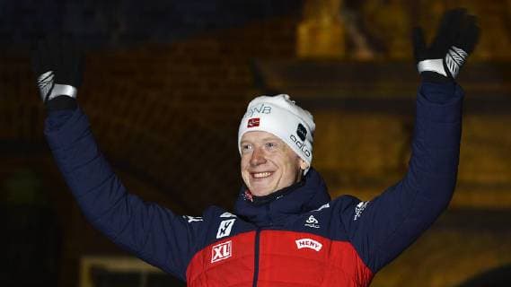Biathlon-Weltmeisterschaft in Östersund (Schweden), Siegerehrung nach Sprint der Männer am 09.03.2019 Johannes Thingnes Boe (Norwegen) bei der Medals Ceremony nach dem Sprintrennen der Männer während der Biathlon-WM in Östersund (Schweden) (09.03.2019) Östersund Jämtland Schweden Medals Plaza
