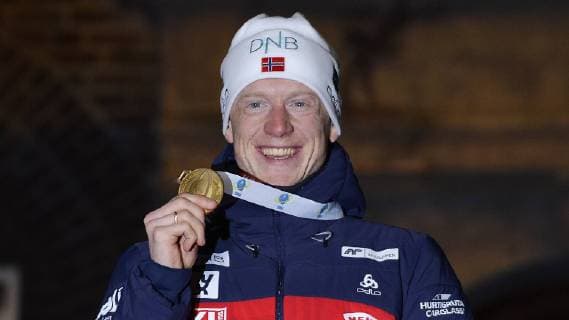 Biathlon-Weltmeisterschaft in Östersund (Schweden), Siegerehrung nach Sprint der Männer am 09.03.2019 Johannes Thingnes Boe (Norwegen) mit Goldmedaille bei der Medals Ceremony nach dem Sprintrennen der Männer während der Biathlon-WM in Östersund (Schweden) (09.03.2019) Östersund Jämtland Schweden Medals Plaza