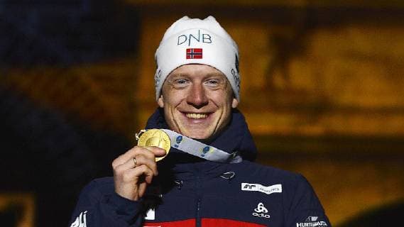 Biathlon-Weltmeisterschaft in Östersund (Schweden), Siegerehrung nach Sprint der Männer am 09.03.2019 Johannes Thingnes Boe (Norwegen) mit Goldmedaille bei der Medals Ceremony nach dem Sprintrennen der Männer während der Biathlon-WM in Östersund (Schweden) (09.03.2019) Östersund Jämtland Schweden Medals Plaza