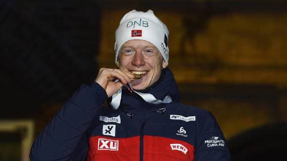 Biathlon-Weltmeisterschaft in Östersund (Schweden), Siegerehrung nach Sprint der Männer am 09.03.2019 Johannes Thingnes Boe (Norwegen) beißt auf die Goldmedaille bei der Medals Ceremony nach dem Sprintrennen der Männer während der Biathlon-WM in Östersund (Schweden) (09.03.2019) Östersund Jämtland Schweden Medals Plaza