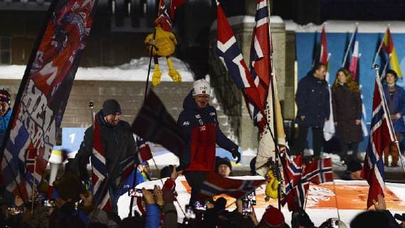 Biathlon-Weltmeisterschaft in Östersund (Schweden), Siegerehrung nach Sprint der Männer am 09.03.2019 Johannes Thingnes Boe (Norwegen) (re.) und Alexander Loginow Alexander Loginov (Russland) (li.) auf dem Catwalk mit Fans bei der Medals Ceremony nach dem Sprintrennen der Männer während der Biathlon-WM in Östersund (Schweden) (09.03.2019) Östersund Jämtland Schweden Medals Plaza