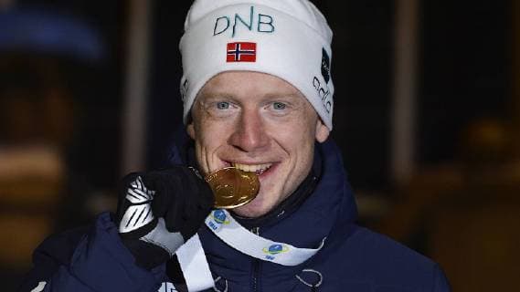Biathlon-Weltmeisterschaft in Östersund (Schweden), Siegerehrung nach Sprint der Männer am 09.03.2019 Johannes Thingnes Boe (Norwegen) beißt auf die Goldmedaille bei der Medals Ceremony nach dem Sprintrennen der Männer während der Biathlon-WM in Östersund (Schweden) (09.03.2019) Östersund Jämtland Schweden Medals Plaza