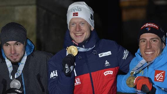 Biathlon-Weltmeisterschaft in Östersund (Schweden), Siegerehrung nach Sprint der Männer am 09.03.2019 Alexander Loginow Alexander Loginov (Russland) (li.), Johannes Thingnes Boe (Norwegen) (Mitte) und Quentin Fillon Maillet (Frankreich) bei der Medals Ceremony nach dem Sprintrennen der Männer während der Biathlon-WM in Östersund (Schweden) (09.03.2019) Östersund Jämtland Schweden Medals Plaza