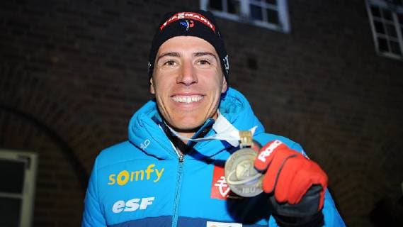 Biathlon-Weltmeisterschaft in Östersund (Schweden), Siegerehrung nach Sprint der Männer am 09.03.2019 Quentin Fillon Maillet (Frankreich) mit Silbermedaille bei der Medals Ceremony nach dem Sprintrennen der Männer während der Biathlon-WM in Östersund (Schweden) (09.03.2019) Östersund Jämtland Schweden Medals Plaza