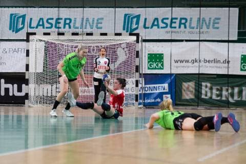 v.l. Laura Kirchhoff Madsen - 11 - Spreefuexxe, Monika Lide 12 - Herrenberg, Laureen Kappus 15 - Herrenberg, 09.03.2019, Handball - Damen, Fuechse vs Herrenberg, Endstand 29:32 , GER, Berlin, 9.3.19, Spreefuexxe vs Herrenberg, Damen - 2.BL, Fuxxbau Soemmeringhalle Berlin Copyright: xEIBNER UwexKochx EP_UKH