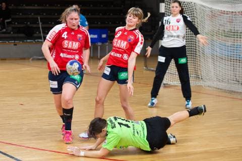 v.l. Katrin Schroeder 4 - Herrenberg, Viola Gerg 9 - Herrenberg, Natalie Schwarz - 17 - Spreefuexxe, 09.03.2019, Handball - Damen, Fuechse vs Herrenberg, Endstand 29:32 , GER, Berlin, 9.3.19, Spreefuexxe vs Herrenberg, Damen - 2.BL, Fuxxbau Soemmeringhalle Berlin Copyright: xEIBNER UwexKochx EP_UKH