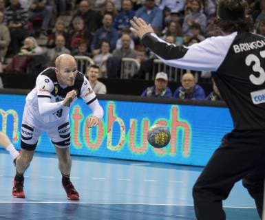 Handballländerspiel Deutschland vs. Schweiz Deutschland - Schweiz 27 : 29 Handball Länderspiel in Düsseldorf, Tim Hornke vor TW Aurel Bringolf