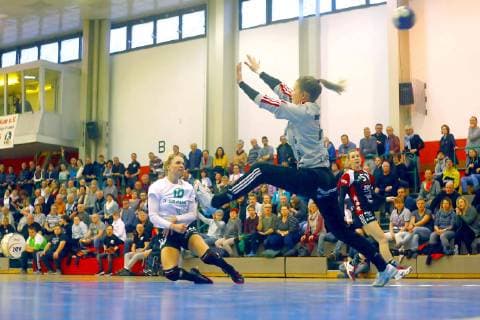 Christin Kühlborn (Kirchhof) überwindet Torhüterin Ela Szott (Zwickau) Handball Frauen 2.Liga 2018 19 BSV Sachsen Zwickau - SG 09 Kirchhof am 9.3.2019 BSV Sachsen Zwickau - SG 09 Kirchhof