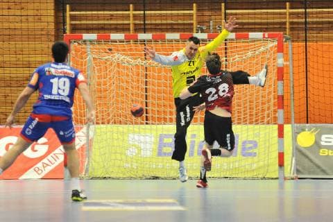 Vladimir Bozic (HBW Balingen-Weilstetten 21) im Tor gegen Lasse Seidel (HSG Nordhorn-Lingen 28) Handball, Maenner, DKB , 2.Bundesliga, 09.03.2019, Foto:TBaur Eibner HBW Balingen-Weilstetten vs. HSG Nordhorn-Lingen Balingen Copyright: xEIBNER TobiasxBaurx EP_TBR