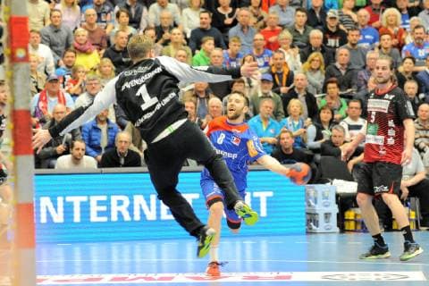 Gregor Thomann (HBW Balingen-Weilstetten 8) gegen Bart Ravensbergen (HSG Nordhorn-Lingen 1) im Tor Handball, Maenner, DKB , 2.Bundesliga, 09.03.2019, Foto:TBaur Eibner HBW Balingen-Weilstetten vs. HSG Nordhorn-Lingen Balingen Copyright: xEIBNER TobiasxBaurx EP_TBR