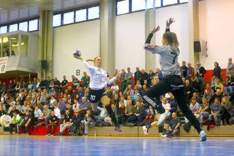 Christin Kühlborn (Kirchhof) überwindet Torhüterin Ela Szott (Zwickau, rechts) Handball Frauen 2.Liga 2018 19 BSV Sachsen Zwickau - SG 09 Kirchhof 25:24 am 9.3.2019 BSV Sachsen Zwickau - SG 09 Kirchhof