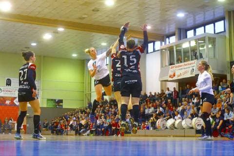 Torwurf von Sandra Szary (Kirchhof) ; weiter von links: Jenny Choinowski (Zwickau) , Alisa Pester (Zwickau) , Nadja Bolze (Zwickau) und Dionne Visser (Kirchhof) Handball Frauen 2.Liga 2018 19 BSV Sachsen Zwickau - SG 09 Kirchhof 25:24 am 9.3.2019 BSV Sachsen Zwickau - SG 09 Kirchhof