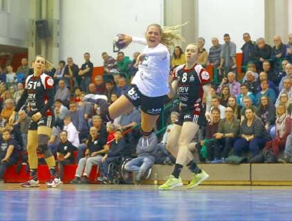 Torwurf von Dionne Visser (Kirchhof) Handball Frauen 2.Liga 2018 19 BSV Sachsen Zwickau - SG 09 Kirchhof 25:24 am 9.3.2019 BSV Sachsen Zwickau - SG 09 Kirchhof
