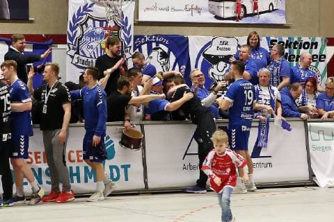 TuS Ferndorf - Dessau-Roßlauer HV, 09.03.2019 Die Mannschaft (Dessau-Roßlauer HV) bedankt sich bei den mitgereisten Fans für die Unterstützung, Kreuztal Stählerwiese Deutschland
