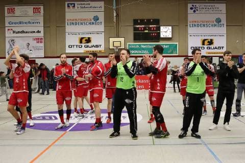 TuS Ferndorf - Dessau-Roßlauer HV, 09.03.2019 Die enttäuschte Ferndorfer Mannschaft bedankt sich nach dem 18:18 bei den Fans für die Unterstützung, Kreuztal Stählerwiese Deutschland