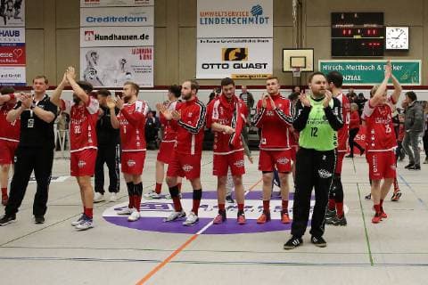 TuS Ferndorf - Dessau-Roßlauer HV, 09.03.2019 Die enttäuschte Ferndorfer Mannschaft bedankt sich nach dem 18:18 bei den Fans für die Unterstützung, Kreuztal Stählerwiese Deutschland