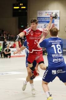 TuS Ferndorf - Dessau-Roßlauer HV, 09.03.2019 Bildmitte: Lukas Zerbe (TuS Ferndorf) gegen (links, verdeckt) Daniel Schmidt und Johannes Wasieiewski (Dessau-Roßlauer HV), Kreuztal Stählerwiese Deutschland