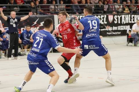 TuS Ferndorf - Dessau-Roßlauer HV, 09.03.2019 Bildmitte: Lukas Zerbe (TuS Ferndorf) wird von (links) Phillip Jungemann (Dessau-Roßlauer HV) und Daniel Schmidt (Dessau-Roßlauer HV) geblockt, Kreuztal Stählerwiese Deutschland