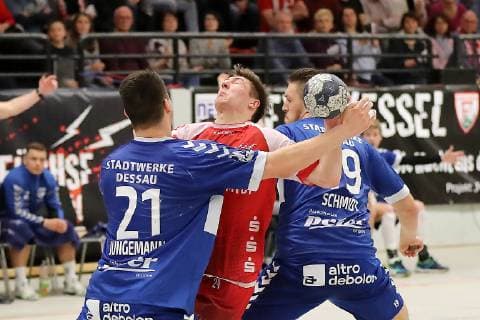 TuS Ferndorf - Dessau-Roßlauer HV, 09.03.2019 Bildmitte: Lukas Zerbe (TuS Ferndorf) wird von (links) Phillip Jungemann (Dessau-Roßlauer HV) und Daniel Schmidt (Dessau-Roßlauer HV) geblockt, Kreuztal Stählerwiese Deutschland