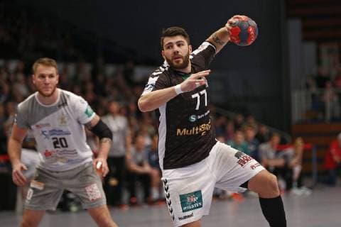 Handball Testspiel 2018 2019 - Handball Sportverein Hamburg vs. HC Elbflorenz 2006 Kevin Herbst (Hamburg) wirft einen Siebenmeter, hinten Nils Kretschmer (Elbflorenz) Dieses Bild ist zur redaktionellen Verwendung bestimmt. Eine werbliche Verwendung erfordert eine zusaetzliche Freigabe.