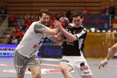 Handball 2. Handball Bundesliga 2018 2019 - Handball Sportverein Hamburg vs. HC Elbflorenz 2006 Dominik Axmann (Hamburg) im Zweikampf mit Norman Flödl Floedl (Elbflorenz, links) Sparkassen-Arena Hamburg Dieses Bild ist zur redaktionellen Verwendung bestimmt. Eine werbliche Verwendung erfordert eine zusaetzliche Freigabe.