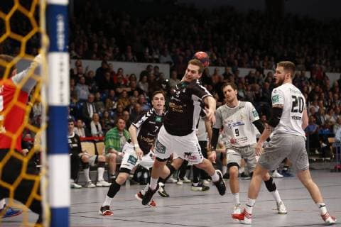 Handball 2. Handball Bundesliga 2018 2019 - Handball Sportverein Hamburg vs. HC Elbflorenz 2006 Niklas Weller (Hamburg) im Sprungwurf aufs Tor. hinten Leif Tissier (Hamburg) , Julius Dierberg (Elbflorenz) und Nils Kretschmer (Elbflorenz) . Sparkassen-Arena Hamburg Foto: Frank Schoof