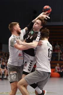 Handball 2. Handball Bundesliga 2018 2019 - Handball Sportverein Hamburg vs. HC Elbflorenz 2006 Leif Tissier (Hamburg) im Zweikampf mit Nils Kretschmer (Elbflorenz) und Norman Flödl Floedl (Elbflorenz) . Sparkassen-Arena Hamburg Foto: Frank Schoof