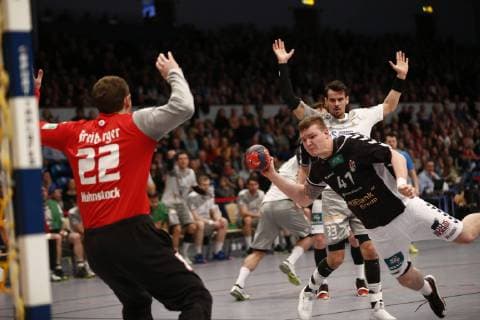 Handball 2. Handball Bundesliga 2018 2019 - Handball Sportverein Hamburg vs. HC Elbflorenz 2006 Dominik Vogt (Hamburg) im Sprungwurf aufs Tor, dahinter Roman Becvar (Elbflorenz) . Sparkassen-Arena Hamburg Foto: Frank Schoof