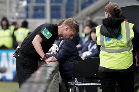 Christian Dingert (Schiedsrichter), konsultiert den Video Assist Referee, VAR, Videobeweis, Videoschiedsrichter, Video, Aktion, Action, Spielszene, Fussball, Bundesliga, TSG 1899 Hoffenheim - 1. FC Nürnberg, DFL REGULATIONS PROHIBIT ANY USE OF PHOTOGRAPHS AS IMAGE SEQUENCES AND OR QUASI-VIDEO. *** Christian Dingert referee consults the video assistant referee VAR video proof video referee action action game scene football Bundesliga TSG 1899 Hoffenheim 1 FC Nuremberg DFL REGULATIONS PROHIBIT ANY USE OF PHOTOGRAPHS AS IMAGE SEQUENCES AND OR QUASI VIDEO xozx