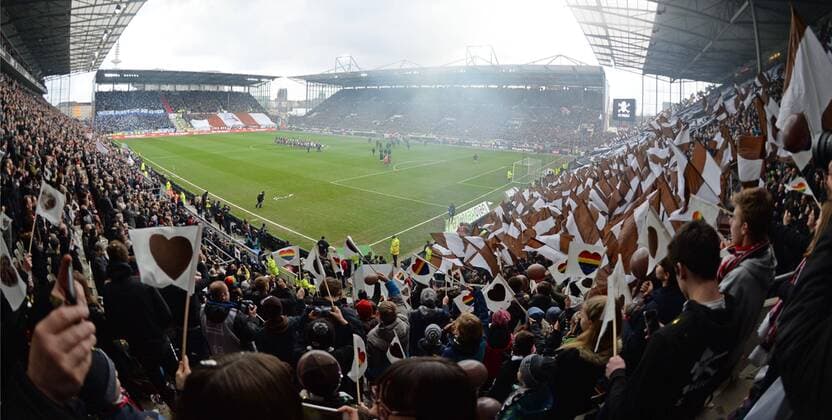 Fußball, Stadiongeschichte FC St. Pauli Fussball, Herren, 2. Bundesliga, Saison 2018 2019, (25. Spieltag), FC St. Pauli - Hamburger SV, Stadion-Übersicht zu Spielbeginn, Fans von St. Pauli und des HSV, 10.03. 2019, Copyright: xMatthiasxKochx