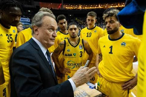 Basketball Berlin 10.03.2019 easyCredit-BBL 1. Bundesliga Saison 2018 2019 23. Spieltag Alba Berlin - EWE Baskets Oldenburg Aito Garcia Reneses (Alba Berlin, Trainer) Landy Nnoko (Alba Berlin, No.35) li. Peyton Siva (Alba Berlin, No.03) Tim Schneider (Alba Berlin, No.10) Joshiko Saibou (Alba Berlin, No.01)