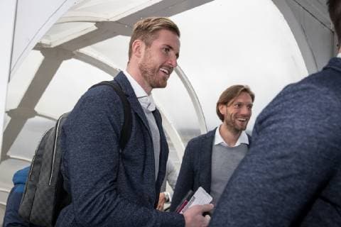 11.03.2019, Fussball, Saison 2018 2019, Champions League, Ankunft des FC Schalke 04 in Manchester England Ralf Fährmann (FC Schalke 04) Manchester Flughafen England