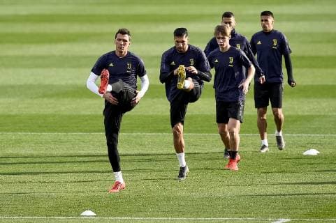 Fußball, CL, Juventus Turin Training Photo LaPresse - Nicol& xf2; Campo March 11th, 2019 Turin (Italy) Soccer UEFA Champions League 2018 2019 - Juventus Training Center Continassa Juventus FC vs Atletico Madrid - Juventus training In the pic: Mario Mandzukic, Emre Can  Copyright: xNicol& xf2;xCampo LaPresse Nicolx