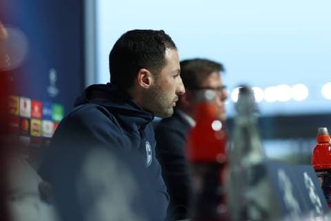 11.03.2019, Fussball, Saison 2018 2019, Champions League, Pressekonferenz und Abschlusstraining des FC Schalke 04 in Manchester England Cheftrainer Domenico TEDESCO (FC Schalke 04) Manchester Flughafen England