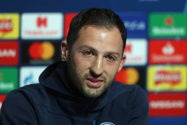Sport Bilder des Tages 11.03.2019, Fussball, Saison 2018 2019, Champions League, Pressekonferenz und Abschlusstraining des FC Schalke 04 in Manchester England Cheftrainer Domenico TEDESCO (FC Schalke 04) Manchester Flughafen England