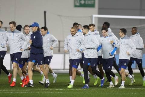 Sport Bilder des Tages 11.03.2019, Fussball, Saison 2018 2019, Champions League, Pressekonferenz und Abschlusstraining des FC Schalke 04 in Manchester England Mannschaft des FC Schalke 04 läuft sich warm Manchester Flughafen England
