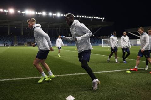 11.03.2019, Fussball, Saison 2018 2019, Champions League, Pressekonferenz und Abschlusstraining des FC Schalke 04 in Manchester England v. l. Mehmet-Can Aydin (FC Schalke 04), Salif Sane (FC Schalke 04) Manchester Flughafen England