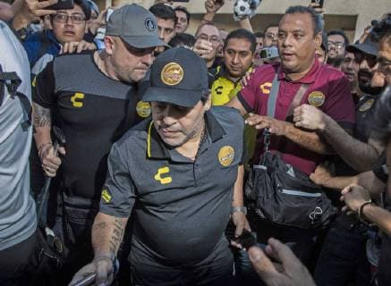 Fußball, Diego Maradona am Flughafen in Mexiko-Stadt March 11, 2019 - EUM20190311DEP14.JPG.CIUDAD DE MEXICO.- Soccer Futbol-Diego Maradona.- 11 de marzo 2019.- Diego Armando Maradona, director tecnico del equipo Dorados de Sinaloa, acompanado de sus jugadores, en su arribo al Aeropuerto de la Ciudad de Mexico, de cara al encuentro que sostendran este miercoles con los Pumas de la UNAM en el Estadio Olimpico Universitario, correspondiente a cuartos de final de la Copa MX. Foto: Agencia EL UNIVERSAL Yadin Xolalpa RCC. Latin News: March 11, 2019 Copyright: xYadinxXolalpax