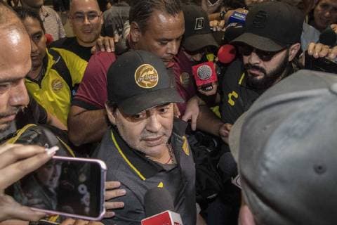 Fußball, Diego Maradona am Flughafen in Mexiko-Stadt March 11, 2019 - EUM20190311DEP13.JPG.CIUDAD DE MEXICO.- Soccer Futbol-Diego Maradona.- 11 de marzo 2019.- Diego Armando Maradona, director tecnico del equipo Dorados de Sinaloa, acompanado de sus jugadores, en su arribo al Aeropuerto de la Ciudad de Mexico, de cara al encuentro que sostendran este miercoles con los Pumas de la UNAM en el Estadio Olimpico Universitario, correspondiente a cuartos de final de la Copa MX. Foto: Agencia EL UNIVERSAL Yadin Xolalpa RCC. Latin News: March 11, 2019 Copyright: xYadinxXolalpax