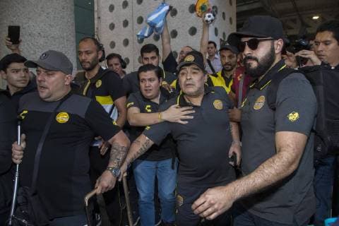 Fußball, Diego Maradona am Flughafen in Mexiko-Stadt March 11, 2019 - EUM20190311DEP15.JPG.CIUDAD DE MEXICO.- Soccer Futbol-Diego Maradona.- 11 de marzo 2019.- Diego Armando Maradona, director tecnico del equipo Dorados de Sinaloa, acompanado de sus jugadores, en su arribo al Aeropuerto de la Ciudad de Mexico, de cara al encuentro que sostendran este miercoles con los Pumas de la UNAM en el Estadio Olimpico Universitario, correspondiente a cuartos de final de la Copa MX. Foto: Agencia EL UNIVERSAL Yadin Xolalpa RCC. Latin News: March 11, 2019 Copyright: xYadinxXolalpax