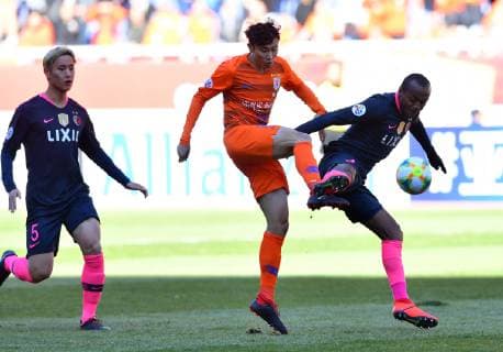 (190312) -- JINAN, March 12, 2019 (Xinhua) -- Zhou Haibin (C) of Shandong Luneng FC vies with Leo Silva (R) of Kashima Antlers during a Group E match between Shandong Luneng FC and Kashima Antlers at AFC Champions League 2019 in Jinan, capital of east China s Shandong Province, March 12, 2019. (Xinhua Zhu Zheng) (SP)CHINA-JINAN-AFC CHAMPIONS LEAGUE-GROUP E(CN) 