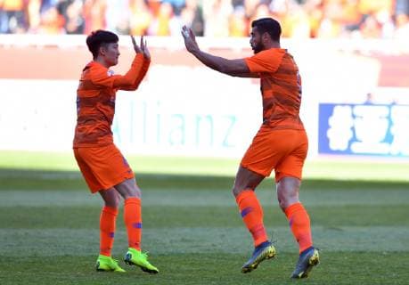 (190312) -- JINAN, March 12, 2019 (Xinhua) -- Graziano Pelle (R) of Shandong Luneng FC celebrates scoring with teammate during a Group E match between Shandong Luneng FC and Kashima Antlers at AFC Champions League 2019 in Jinan, capital of east China s Shandong Province, March 12, 2019. (Xinhua Zhu Zheng) (SP)CHINA-JINAN-AFC CHAMPIONS LEAGUE-GROUP E(CN) 
