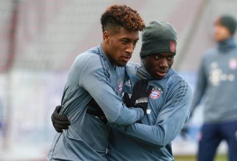 Kingsley Coman (li.) und Renato Sanches umarmt Fussball FC Bayern München. Abschlußtraining vor dem CL-Spiel gegen Liverpool FC 12.03.2019