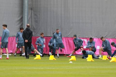 Franck Ribery (Mitte), Robert Lewandowski und Co dehnen sich Fussball FC Bayern München. Abschlußtraining vor dem CL-Spiel gegen Liverpool FC 12.03.2019