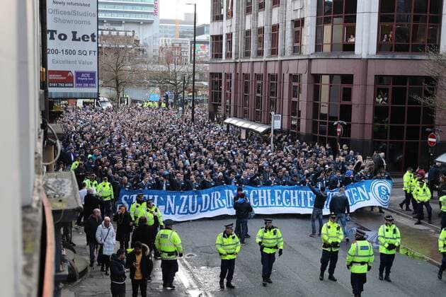 Sport Themen der Woche KW11 Sport Bilder des Tages 12.03.2019, Fussball, Saison 2018 2019, Champions League, Achtelfinale - Manchester City - FC Schalke 04 Fanmarsch der Fans des FC Schalke 04 durch Manchester Manchester Etihad Stadium Deutschland *** 12 03 2019 Football Season 2018 2019 Champions League Round of 16 Manchester City FC Schalke 04 Fan march of fans of FC Schalke 04 through Manchester Manchester Etihad Stadium Germany