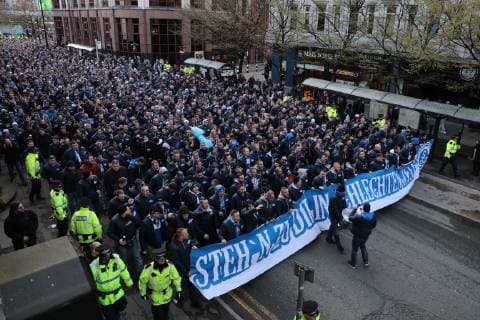 12.03.2019, Fussball, Saison 2018 2019, Champions League, Achtelfinale - Manchester City - FC Schalke 04 Fanmarsch der Fans des FC Schalke 04 durch Manchester Manchester Etihad Stadium Deutschland