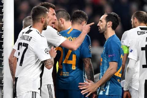 Mario Mandzukic of Juventus argues with Juanfran of Atletico Madrid during the Uefa Champions League 2018 2019 round of 16 second leg football match between Juventus and Atletico Madrid at Juventus stadium, Turin, March, 12, 2019 Foto Andrea Staccioli Insidefoto andreaxstaccioli