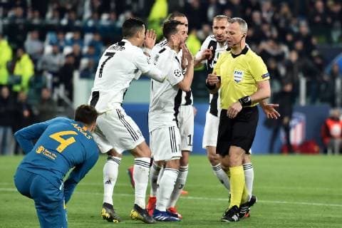 Cristiano Ronaldo and Miralem Pjanic of Juventus argue with referee Bjorn Kuipers during the Uefa Champions League 2018 2019 round of 16 second leg football match between Juventus and Atletico Madrid at Juventus stadium, Turin, March, 12, 2019 Foto Andrea Staccioli Insidefoto andreaxstaccioli