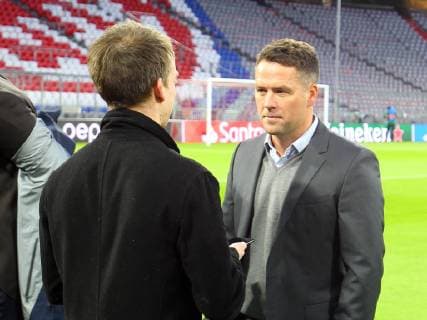 Bayern Munich v Liverpool UEFA Champions League Michael Owen talks to a journalist ahead of the UEFA Champions League match at Allianz Arena, Munich Content Not Available For UK Newspapers Copyright: xYannisxHalasx FIL-12994-0004